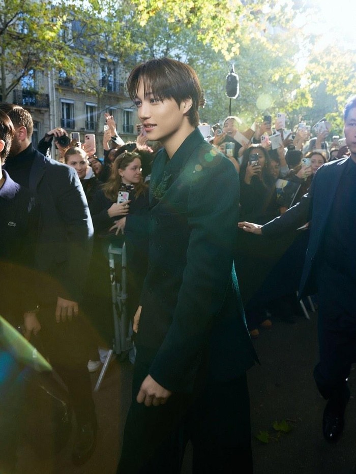 Paris Fashion Week 2025 kali ini hadir untuk menampilkan koleksi SS26 sederet merek fesyen terpilih. Wajah-wajah familier dari industri hiburan global pun turut memeriahkan salah satu pekan mode paling bergengsi di dunia itu./ Foto: instagram.com/zkdlin