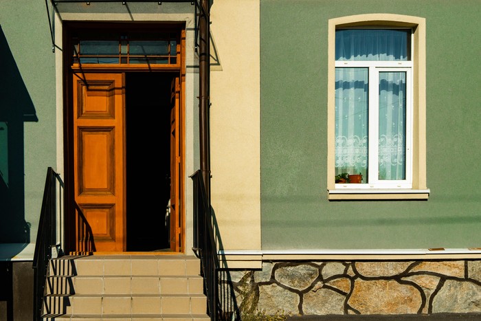 Pastikan pintu bergerak sempurna, tidak terhambat saat dibuka atau pun ditutup.