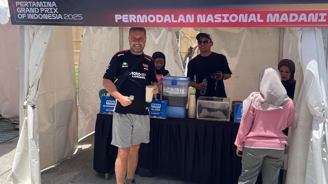 Tak sedikit pengunjung datang mencicipi dan menikmati produk dari para nasabah Mekaar, sampai produk mereka terjual habis selama MotoGP 2025 berlangsung.