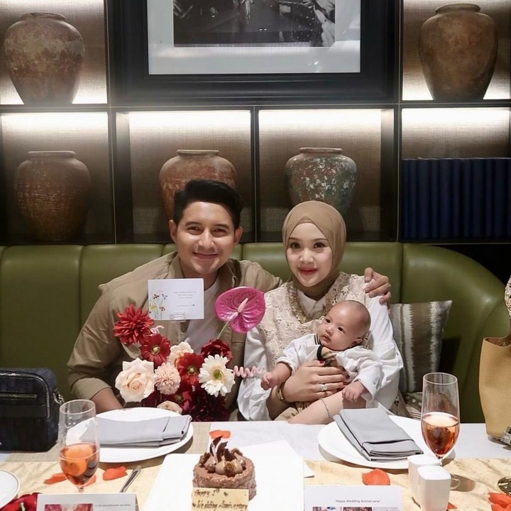 <p>Kehidupan para selebriti memang selalu menarik untuk diikuti, salah satunya dari aktor sekaligus presenter Chand Kelvin. Setelah resmi menikah dengan Dea Sahirah pada tahun 2024, kebahagiaan mereka kini makin lengkap sejak kehadiran anak pertamanya yang diberi nama, Ahmad Cadmael Dalsher Chandegra. (Foto: Instagram @chand_kelvin)</p>