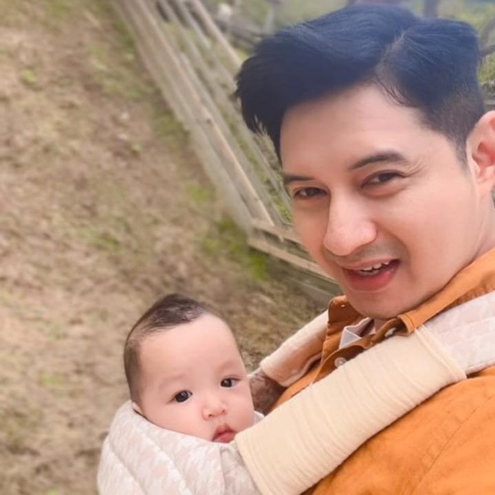 <p>Tak hanya bersantai, Chand Kelvin juga terlihat sangat perhatian pada anaknya. Dalam beberapa potret, ia tampak momong Si Kecil dengan penuh kasih sayang. (Foto: Instagram @chand_kelvin)</p>