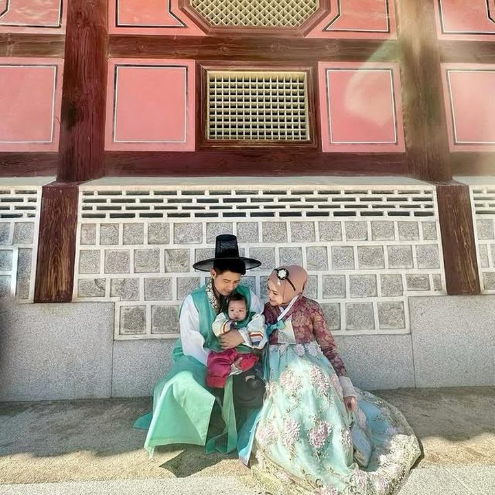 <p>Baru-baru ini, Chand Kelvin bersama istri dan anaknya tengah menikmati waktu liburannya ke Korea Selatan, Bunda. Lewat unggahannya di Instagram, ia membagikan beberapa momennya selama berada di Negeri Ginseng. (Foto: Instagram @chand_kelvin)</p>