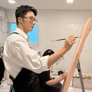 Penuh Pesona, Ini Potret Aktor Korea Jung Il Woo Saat Melukis untuk Pameran Seni '2025 CANVAS'