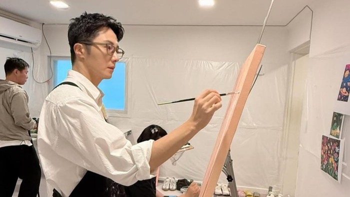 Penuh Pesona, Ini Potret Aktor Korea Jung Il Woo Saat Melukis untuk Pameran Seni '2025 CANVAS'