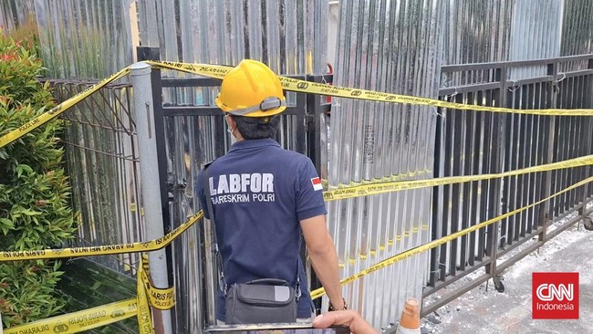 Polisi Olah TKP Ledakan Gedung Farmasi di Tangsel, 9 Saksi Diperiksa Polisi menggelar olah tempat kejadian perkara di Gedung Nucleus, Tangerang Selatan, untuk mencari penyebab ledakan.