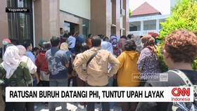 VIDEO: Ratusan Buruh Datangi PHI, Tuntut Upah Layak