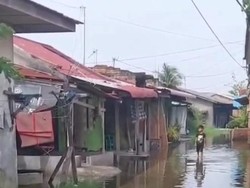Tanggul Parit Jebol Bikin Rumah Warga Terendam Air di Medan