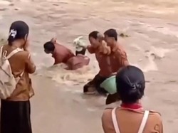 Siswa Nyeberangi Sungai ke Sekolah di Nisel, Minta Prabowo Bangun Jembatan