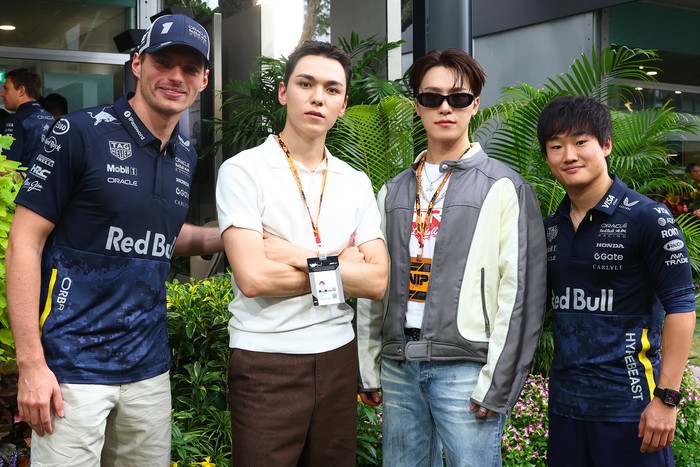 Setelah asyik berkeliling, member SEVENTEEN tersebut juga mengabadikan momen dengan pembalap Max Verstappen dan Yuki Tsunoda, Beauties./ Foto: x.com/F1