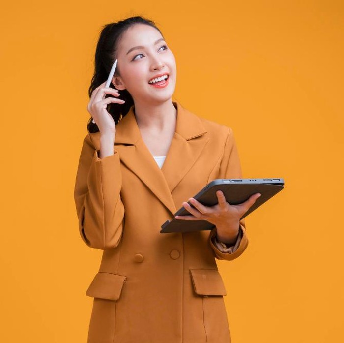 Terlalu sibuk mengejar pencapaian setelah putus bisa menjadi cara tidak langsung untuk membuktikan diri pada mantan. Pola ini menandakan kamu belum sepenuhnya move on karena motivasimu masih berakar pada masa lalu, bukan pada keinginan tulus untuk berkembang.