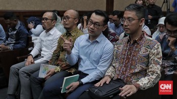 FOTO: Sidang Perdana Korupsi Tata Kelola BBM Digelar di Pengadilan
