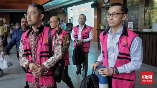 Mantan Direktur Utama PT Pertamina Patra Niaga, Riva Siahaan, didakwa melakukan korupsi dalam impor BBM dan penjualan solar non subsidi.