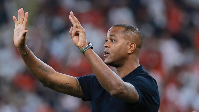 Netizen kritik keras Patrick Kluivert yang memainkan Yakob Sayuri, Marc Klok, dan Beckham Putra Nugraha menjadi starter di laga Timnas Indonesia vs Arab Saudi.