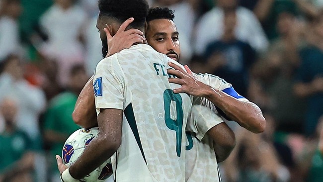 Arab Saudi berhasil berbalik unggul 2-1 atas Indonesia pada menit ke-35 lewat gol penalti Firas Albrikan dalam laga Kualifikasi Piala Dunia 2026.