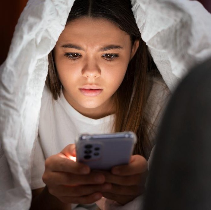 Dalam pandangan psikologi, kebiasaan stalking media sosial mantan menunjukkan adanya kebutuhan untuk tetap terhubung secara emosional. Hal ini menandakan kamu belum sepenuhnya melepaskan masa lalu dan masih sulit benar-benar move on.