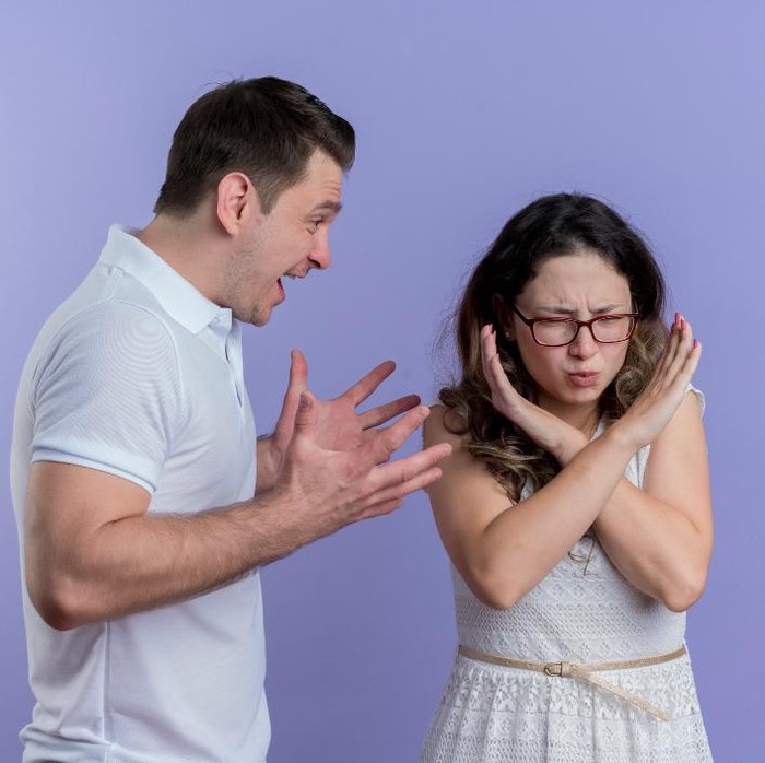 Menurut ilmu psikologi, rasa benci yang berlebihan pada mantan justru menandakan masih ada keterikatan emosional yang belum terselesaikan. Selama kebencian itu masih mendominasi, berarti kamu belum benar-benar melepaskan dan berdamai dengan masa lalu.