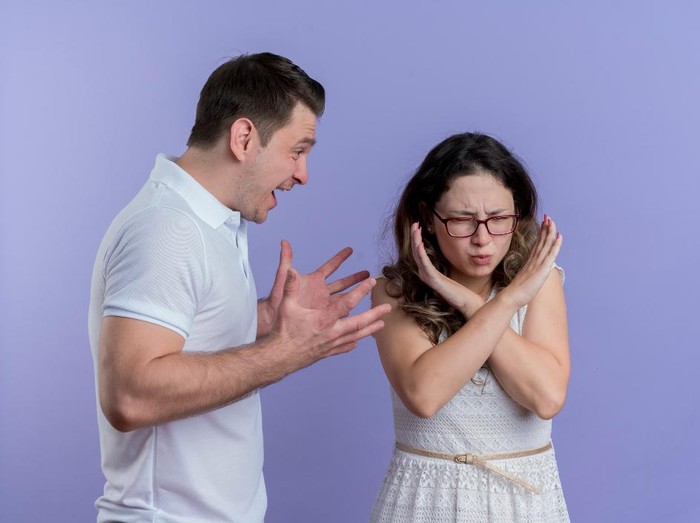 Menurut ilmu psikologi, rasa benci yang berlebihan pada mantan justru menandakan masih ada keterikatan emosional yang belum terselesaikan. Selama kebencian itu masih mendominasi, berarti kamu belum benar-benar melepaskan dan berdamai dengan masa lalu.