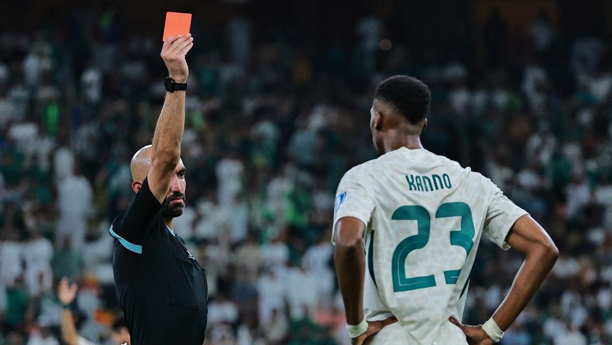 Pemain Saudi Dikartu Merah Gara-gara Ucap 'Kamu Gila' ke Wasit Kuwait