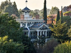 Tragedi di Disneyland! Pengunjung Tewas Saat Naik Wahana Haunted Mansion