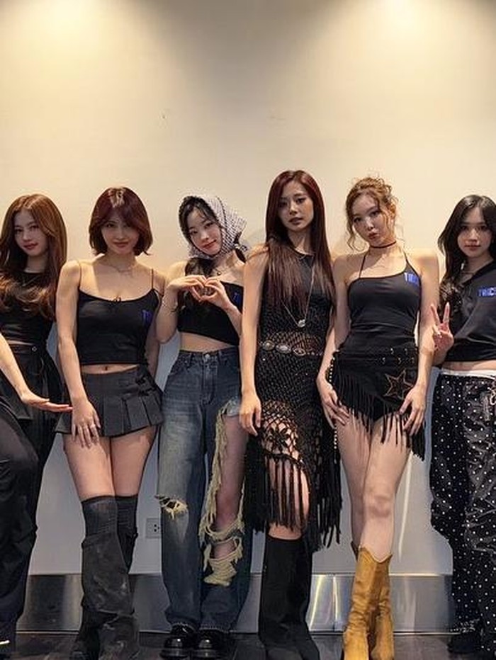 TWICE sedang disibukkan dengan persiapan tur mereka. Rencananya, mereka akan menggelar tur di beberapa kota Asia, Eropa, Amerika, dan Australia.