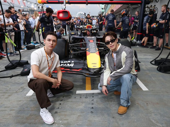 Vernon dan Dino SEVENTEEN masuk dalam daftar tamu artis global yang menyaksikan balapan mobil F1 di Singapura. Keduanya diajak berkeliling garasi Oracle Red Bull dan menjelajahi fasilitas hingga melihat cara kru saat bekerja./ Foto: x.com/F1