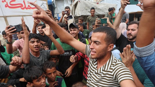Haru Wartawan di Gaza Keliling Desa Teriak Umumkan Gencatan Senjata Suasana haru dan suka cita menyelimuti warga Jalur Gaza, Palestina, setelah kesepakatan gencatan senjata antara Hamas dan Israel akhirnya tercapai.