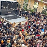 Unik Banget! Warga Paris Nonton Bareng Paris Fashion Week 2025 Lewat Laptop Raksasa