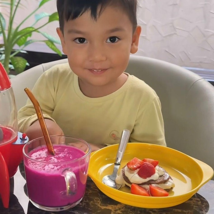 <p>Tak hanya itu, Indah juga menyiapkan menu <em>pancake</em> stroberi yang disajikan bersama jus buah naga. Naka terlihat sangat bahagia dan menikmatinya sarapannya, Bunda. &ldquo;Kalau sudah janji, harus ditepati. Naka sampai kasih jempol ke ibu,&rdquo; tulis Indah lewat Instagramnya. (Foto: Instagram @indahpermatas)</p>