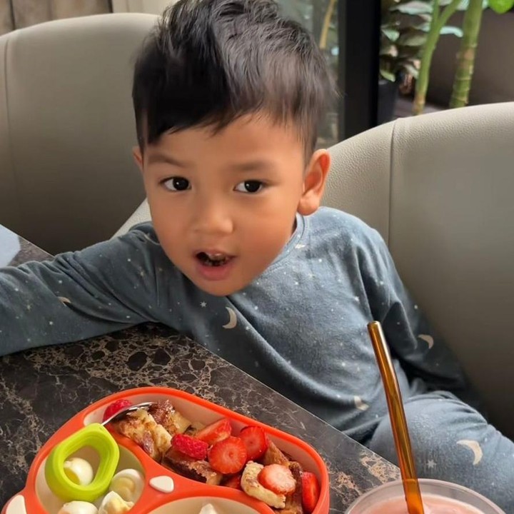 <p>Aktris Indah Permatasari punya cara unik agar sang anak, Naka, selalu semangat sarapan di setiap paginya. Tak perlu menu mewah, Indah justru selalu menyiapkan hidangan yang sederhana. Salah satu menunya adalah <em>toast</em> dengan stroberi, telur puyuh, dan yogurt, yang dilengkapi dengan jus pisang stroberi untuk melengkapi sarapan Naka.&nbsp;(Foto: Instagram @indahpermatas)</p>