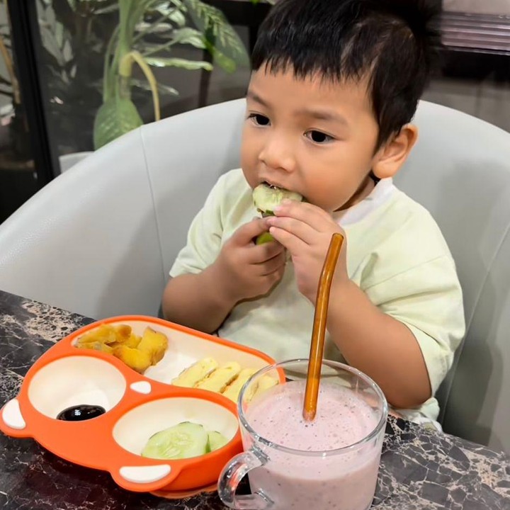 <p>Sementara di momen lain, Naka meminta dibuatkan ubi cilembu untuk sarapannya. Tanpa menunggu lama, Indah pun langsung menyiapkannya. Meski sederhana, sarapan Naka kali ini tetap lengkap karena Indah menambahkan telur goreng, timun, serta jus yang menyegarkan. (Foto: Instagram @indahpermatas)</p>