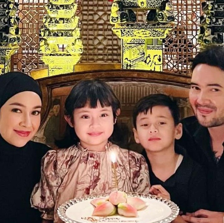 <p>Meski jarang tersorot di publik, Isco kerap mendapatkan pujian atas ketampanannya lewat beberapa unggahan di Instagram sang Bunda. Dalam beberapa kesempatan, Aryani terlihat membagikan potretnya dengan Isco. (Foto: Instagram @aryanifitriana24)</p>