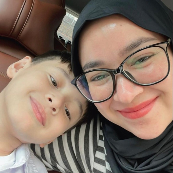 <p>Seperti dalam salah satu potretnya, pesinetron<em> Tarzan Cantik</em> itu tampak mengabadikan momen <em>selfie</em> bersama sang anak. "Aryani dan versi <em>sachet</em>-nya," tulisnya lewat Instagram. (Foto: Instagram @aryanifitriana24)</p>