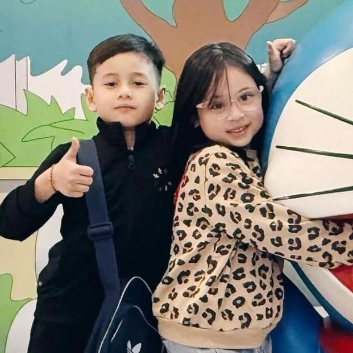 <p>Tak hanya dekat dengan sang Bunda, Isco juga memiliki hubungan yang dekat dengan sang adik, Aleia. Meski jarak usia mereka hanya dua tahun, kebersamaan Isco dan Aleia sering kali jadi perhatian publik. Gemas sekali ya, Bunda. (Foto: Instagram @aryanifitriana24)</p>