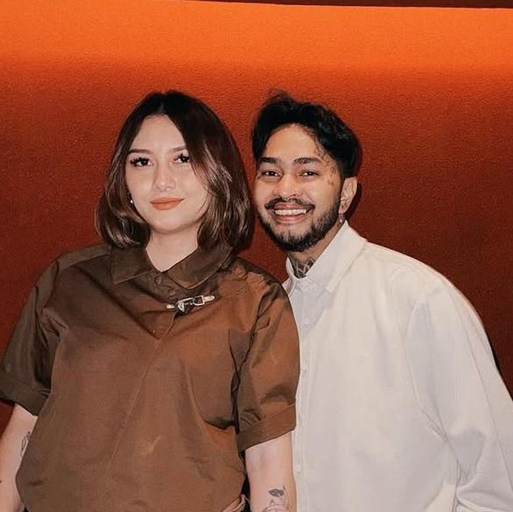 <p>Kabar bahagia datang dari keluarga musisi sekaligus aktor, Onadio Leonardo. Setelah resmi menikah dengan Beby Prisillia pada tahun 2019, pasangan ini telah dikaruniai seorang putra bernama Juan Gianluca Leonardo Wage. Kini, kebahagiaan mereka semakin lengkap dengan kelahiran anak keduanya yang berjenis kelamin perempuan. (Foto: Instagram @bebyleonardo)</p>