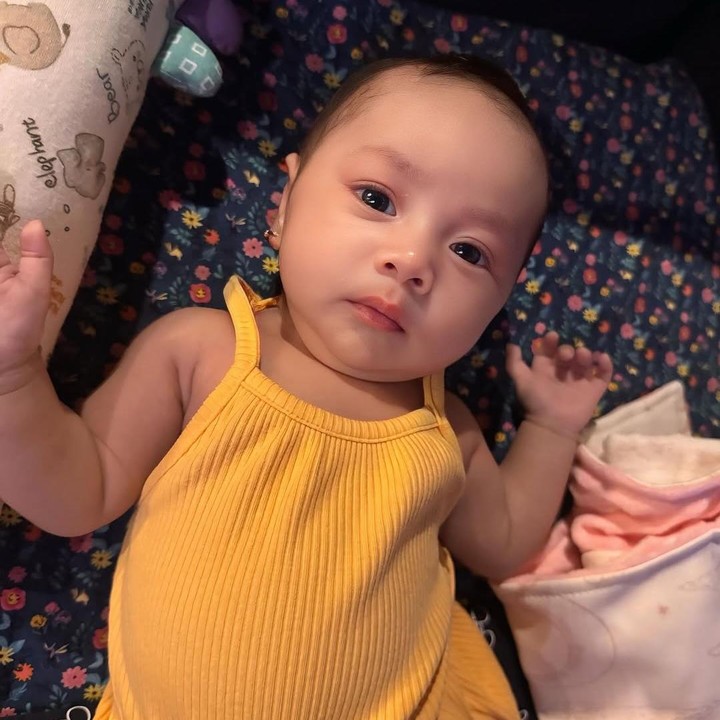 <p>Dalam potret lainnya, Janeera tampak menggemaskan mengenakan <em>overall&nbsp;</em>berwarna kuning, Bunda. Pipinya yang <em>chubby</em> dan ekspresinya yang lucu bikin banyak orang gemas melihatnya. (Foto: Instagram @bebyleonardo)</p>