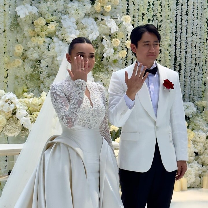 <p>Amanda Manopo me-repost beberapa unggahan sahabat dan kerabat yang hadir dalam acara pernikahannya. Salah satu yang hadir adalah presenter Astrid Tiar. Dalam unggahan di Instagram Stories, Astrid membagikan momen saat Kenny Austin berada di altar untuk memasangkan cincin di jari manis Amanda Manopo. "Tuhan Yesus memberkati Rumah Tangga kalian @amandamanopo &amp; @kennyauztin," tulis Astrid. (Foto: Instagram @amandamanopo)</p>
