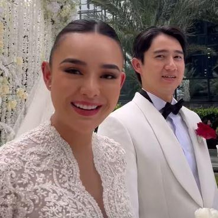 <p>Dalam upacara pemberkatan ini, Kenny Austin juga mengucapkan janji setia kepada wanita pujaannya, Bunda. Aktor 33 tahun ini berjanji akan selalu mencintai istrinya. "Cinta aku dan kasih sayang aku gak akan habis. Aku berjanji akan menjadi tempat berlabuh kamu yang aman. Akan selalu melindungi kamu dalam keadaan apa pun, memberikan rasa damai, cinta yang kamu butuhkan agar kita bisa mengejar mimpi kita bersama. Aku akan tetap berdiri di samping kamu, menghadapi tantangan terbesar sekalipun dalam hidup kamu. Kamu yang aku inginkan," kata Kenny Austin. (Foto: Instagram @amandamanopo)</p>