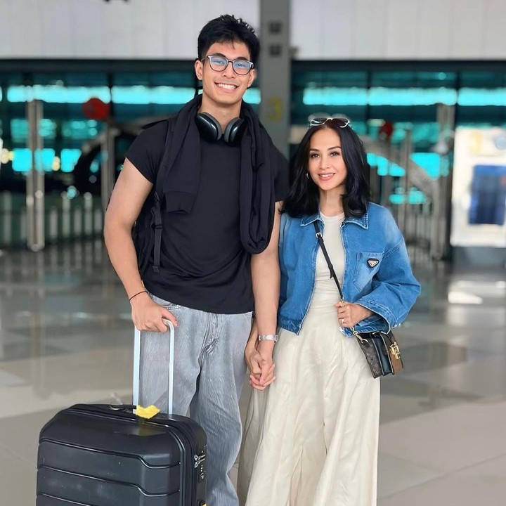 <p>Putra bungsu Diah Permatasari, Marciano Nicholas Jatmiko atau akrab disapa Marco, berhasil mendapatkan beasiswa dari salah satu universitas di Amerika Serikat dan mengambil jurusan bisnis. Sebelum diterima kuliah di AS, Marco sempat mengikuti program Leadership Summer Camp di California. Marco sendiri dikenal berprestasi karena sering mengikuti turnamen olahraga basket saat masih sekolah di Jakarta. (Foto: Instagram @dps_diahpermatasari)</p>