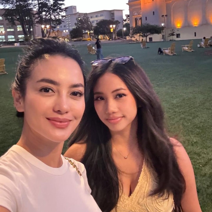 <p>Anak sulung artis Ririn Ekawari, Jasmine Salsabila Abeng, tengah menjalani perkuliahan di Universitas San Francisco, Amerika Serikat. Menueut Ririn, sang putri sebentar lagi akan menyelesaikan studinya, Bunda. Baru-baru ini, Ririn membagikan momen kebersamaannya dengan Jasmine saat beradi AS. Ririn sengaja menyediakan waktu untuk menjenguk putrinya yang kini tinggal jauh di negeri Paman Sam. "Long time no hug, but love never fades. Jasmine Doa Mamah selalu bersamamu nak," tulis Ririn dalam unggahan di Instagram. (Foto: Instagram @ririnekawati)</p>