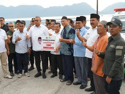 Serahkan Ambulans ke Nagari Maninjau, Andre Rosiade Diminta Bangun Jalan