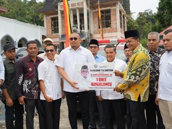Andre Rosiade Serahkan Ambulans untuk Masjid Raya Palembayan Tangah Agam