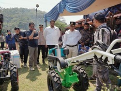 Anggota DPR Rajiv Salurkan 204 Unit Alsintan ke 50 Kelompok Tani di Jabar
