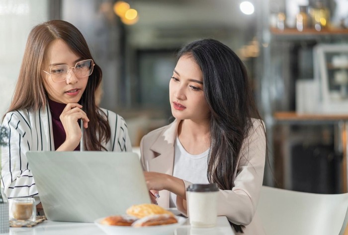 Kolaborasi persahabatan Aquarius dan Libra akan menghasilkan ide-ide inovatif dan kreatif. Mereka juga mampu menjalin pertemanan agar tetap seimbang dan harmonis./ Foto: Freepik.com/lifestylememory