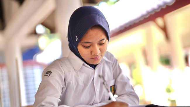 Annisa, siswi SRMA 13 Bekasi, bangkit dari kesulitan berkat Sekolah Rakyat. Program ini memberi harapan baru untuk pendidikan dan cita-citanya menjadi pilot.