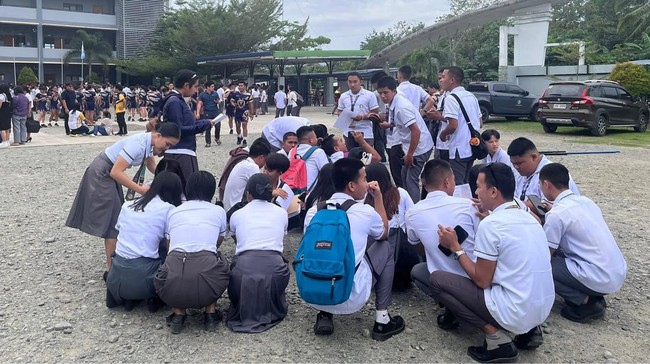 Davao Liburkan Sekolah-Kantor Usai Gempa Dahsyat Guncang Filipina Pemerintah Kota Davao memerintahkan penangguhan segera kegiatan belajar mengajar di sekolah negeri dan swasta usai gempa magnitudo 7,4, Jumat (10/10).