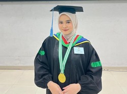 Kisah Hawa, Wisudawan Terbaik UNJ yang Tempuh 80 km Setiap Hari ke Kampus