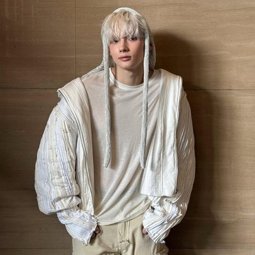 Klarifikasi Huening Kai TXT Usai Dituding Minum Semalaman dengan Seorang Wanita