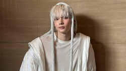 img-title Klarifikasi Huening Kai TXT Usai Dituding Minum Semalaman dengan Seorang Wanita