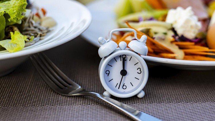 Ilustrasi diet Intermittent Fasting Alarm clock with IF (Intermittent Fasting) 16 and 8 diet rule and weight loss concept.-Diet plan concept