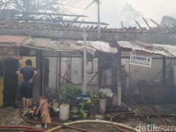 Damkar Sempat Terhambat Akses, Kebakaran Rumah dan Lapak di Pancoran Padam